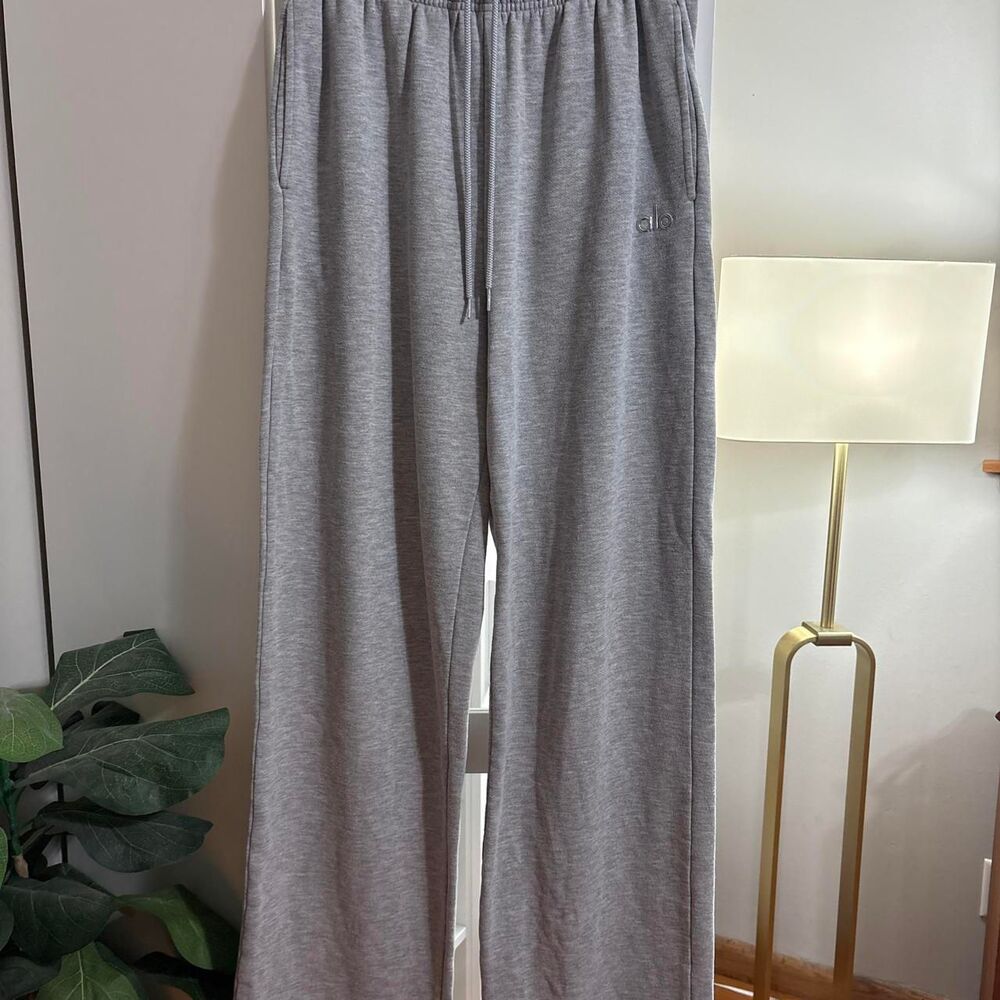ALO Yoga Accolade Straight Leg Sweatpants Athletic Heather Grey Unisex Medium